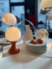 Petite lampe boule sur pied tulipe orange Années 70 Petite lampe boule sur pied tulipe orange Années 70