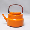 Bouilloire scandinave en métal émaillé orange Bouilloire scandinave en métal émaillé orange