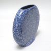 Vase disque bleu moucheté rose Années 80 Vase disque bleu moucheté rose Années 80