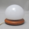 Lampe boule sur base en pin Cosmo Designs Années 70 Lampe boule sur base en pin Cosmo Designs Années 70