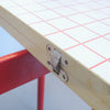 Table pliante à quadrillage rouge Années 80 Table pliante à quadrillage rouge Années 80