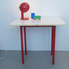 Table pliante à quadrillage rouge Années 80 Table pliante à quadrillage rouge Années 80