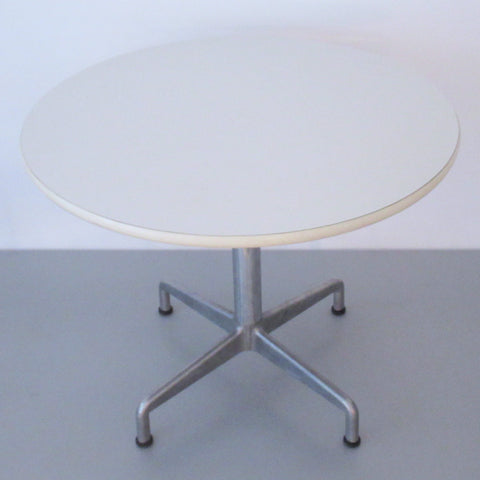 Reservé Table guéridon Aluminium Group Charles & Ray Eames Herman Miller annees 60