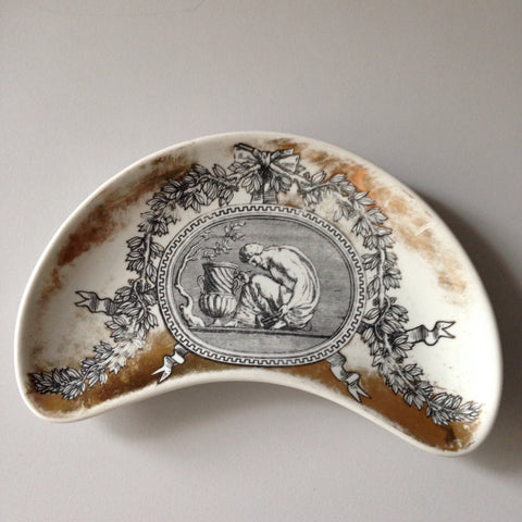 Assiette de forme Flageolet à decor neo-classique le sculpteur