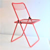 Chaise en treillis métallique rouge Annees 80 Chaise en treillis métallique rouge Annees 80