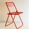 Chaise en treillis métallique rouge Annees 80 Chaise en treillis métallique rouge Annees 80