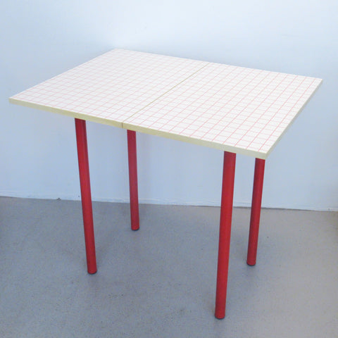 Table pliante à quadrillage rouge Années 80
