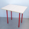 Table pliante à quadrillage rouge Années 80