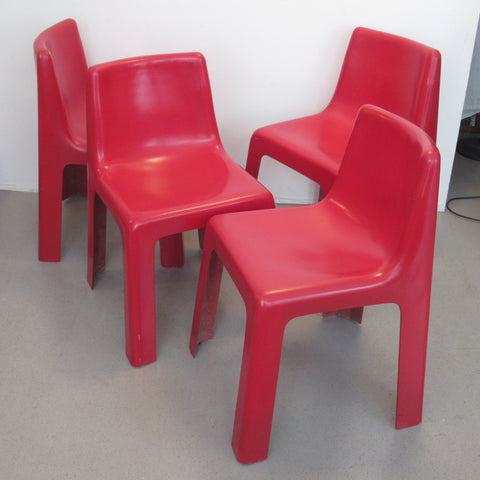 Quatre chaises en fibre de verre rouge années 70