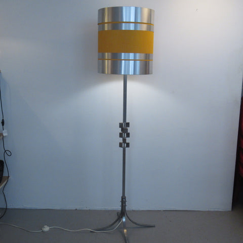 Lampadaire à grand abat-jour orange et métal  Années 60