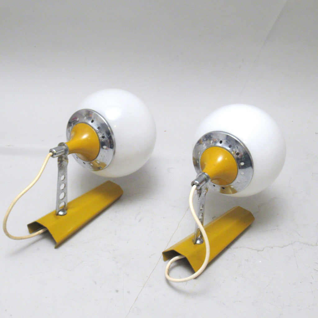 Paire d'appliques scandinaves en pin, boule opaline blanche Paire d'appliques scandinaves en pin, boule opaline blanche