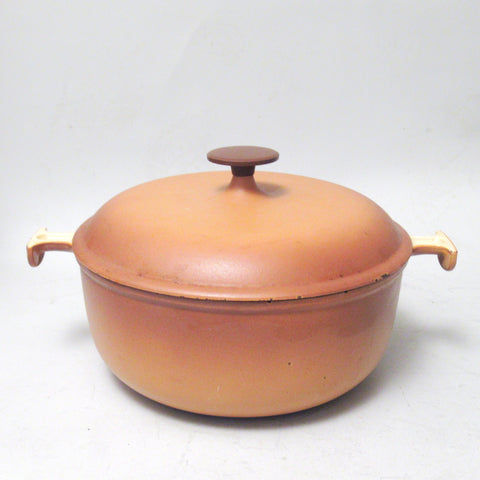 Cocotte Le Creuset La Mama Design Enzo Mari 25 cm – Chocolat - Arts de la table Cocotte Le Creuset La Mama Design Enzo Mari 25 cm – Chocolat - Arts de la table