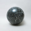 Sculpture boule en marbre noir
