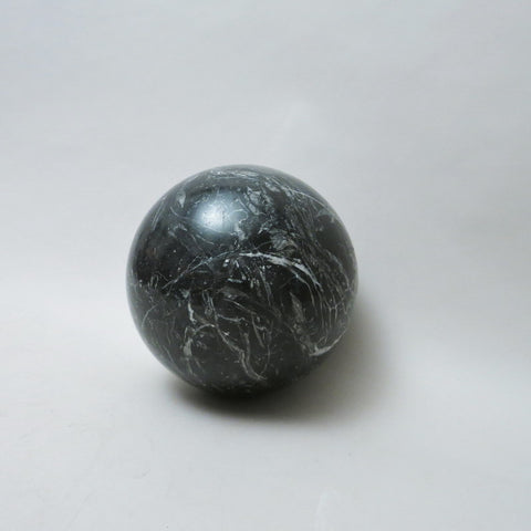 Sculpture boule en marbre noir