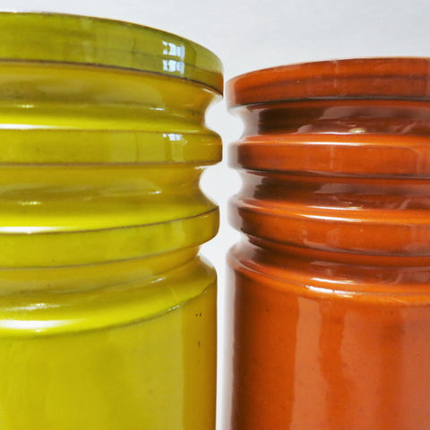 Paire de vases en céramique orange et jaune Sicart