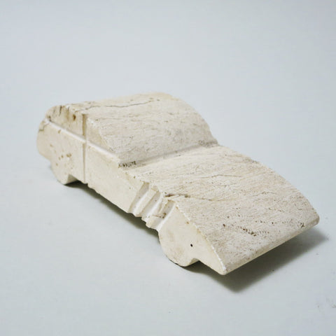 Sculpture voiture de sport en travertin Fratelli Mannelli