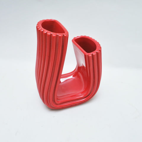 Vase en U cannelé en porcelaine rouge Années 70