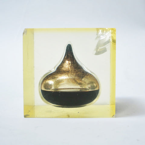 Cube en résine à inclusion de goutte de petrole 1970