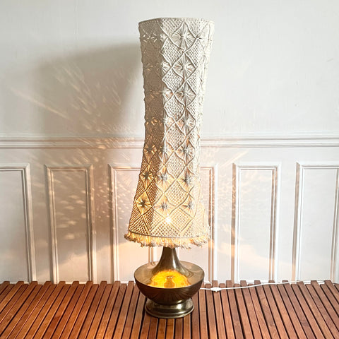 Grande lampe en laiton abat-jour macramé Années 60