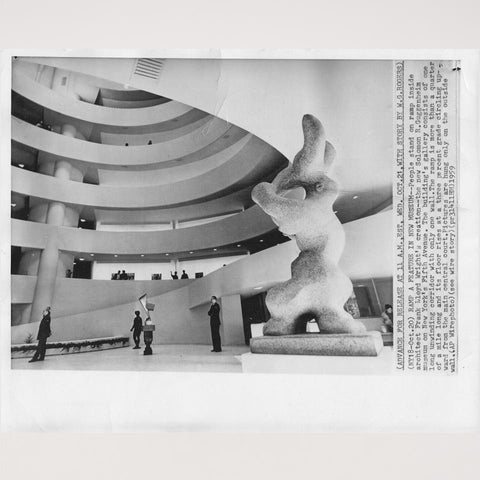 Photographie intérieur du Musée Guggenheim par Frank Lloyd Wright 1959